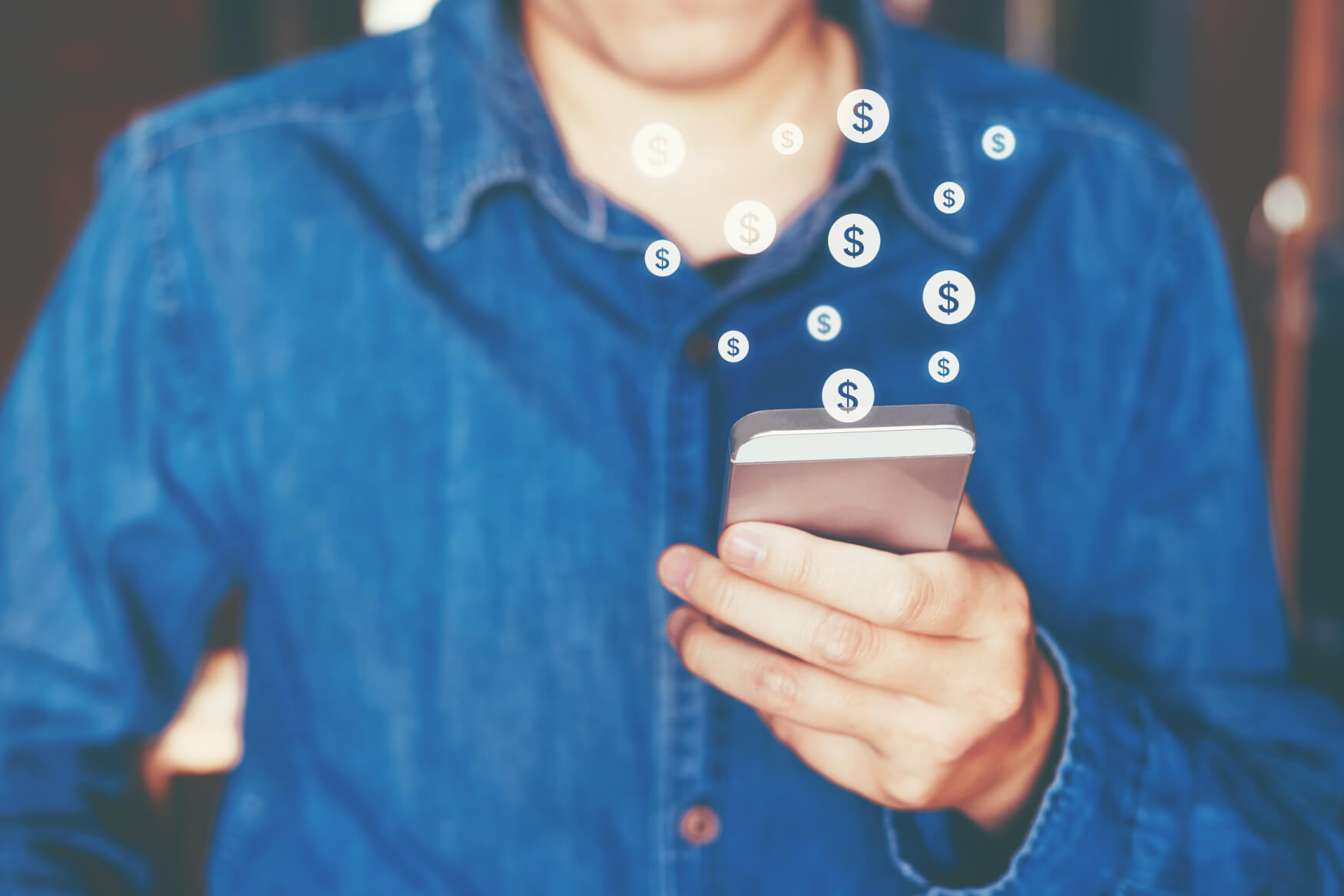 Mann-Beim-Einkaufen-Smartphone